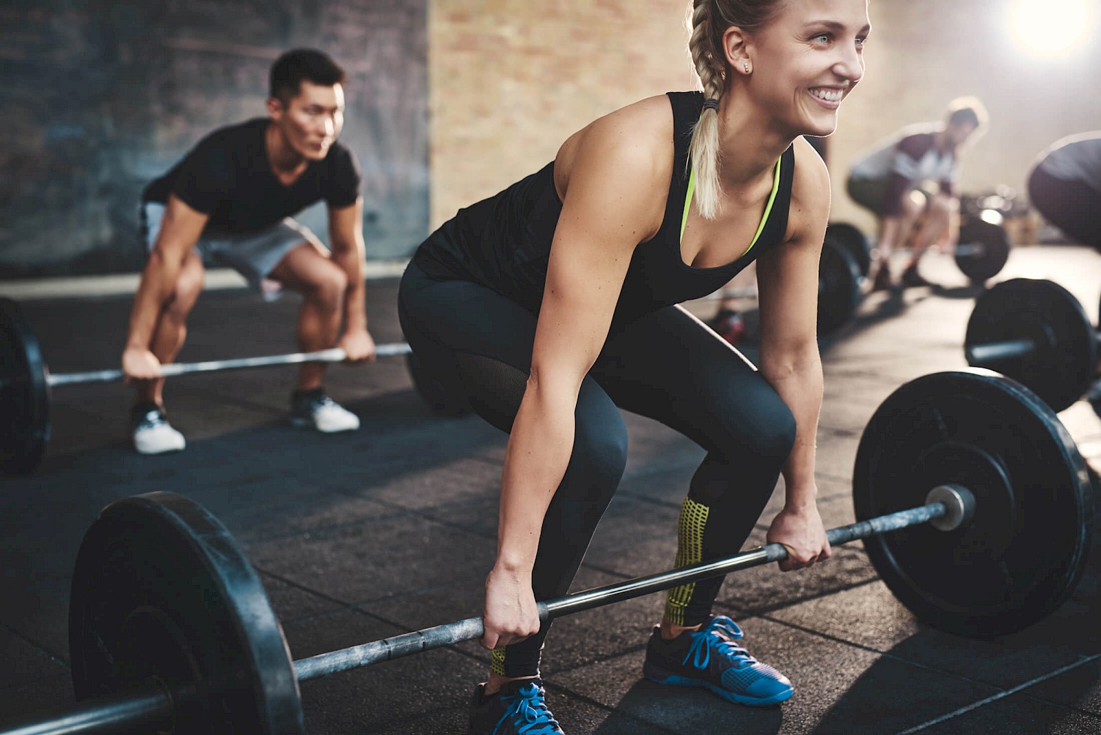 Vrouw traint met barbell